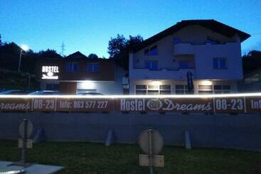 هاستل Motel Dreams