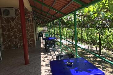 Пансион Romeo’s Guest House 2