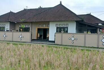 פנסיון Ibu Ana Homestay