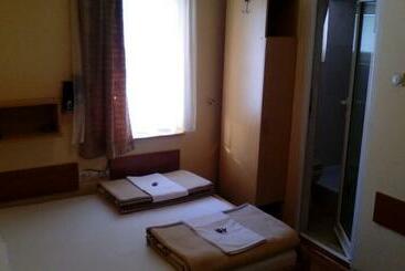 هاستل Sobe Za Izdavanje Blef