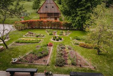 تختخواب و صبحانه Adventure Farm