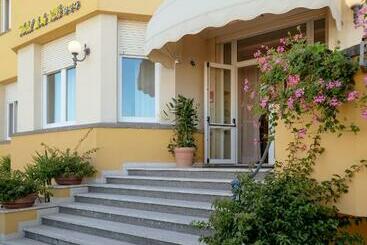 فندق De La Ville