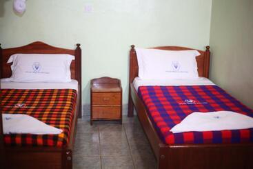 هتل Miryams Village Inn Safari Lodge