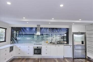 پانسیون Away Guesthouse  Away On Shirley Lane