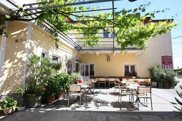 هاستل Rooms And Apartment Ambrožič