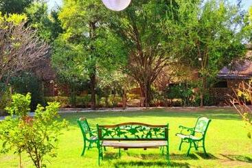 בית מלון כפרי Lohagarh Corbett Resort