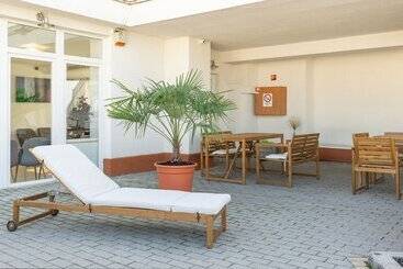 هتل Rooftop City Residence With Deep Garage