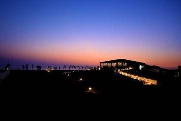 בית מלון כפרי Serena Beach Resort