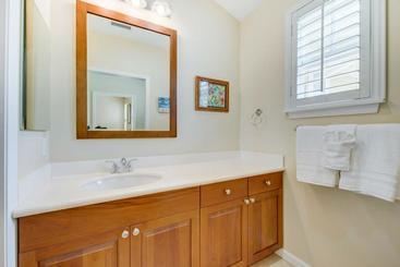 Nihilani 28c  2 Br Condo
