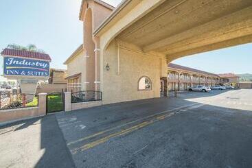 汽车旅馆  Industry Inn & Suites