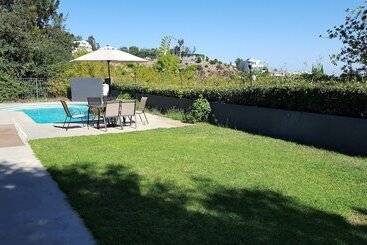 Жильё для туристов 4 Bedroom Celebrity House With Pool & City View