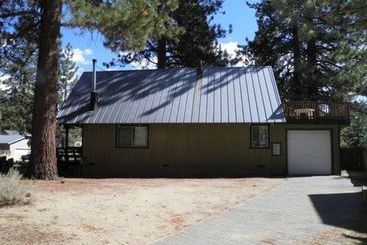 Отель 890 Candlewood Relaxing Tahoe Cabin