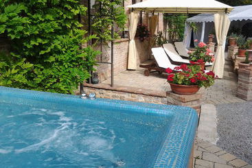 بنسيون Relais Castelluccio Palusse