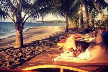 בית מלון כפרי Rinjani Beach Eco Resort