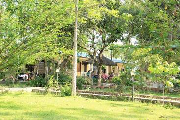 بانگلو Chitwan Safari Camp & Lodge