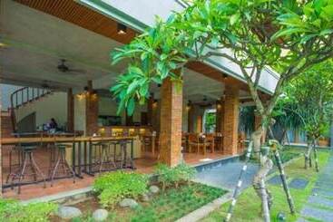 בית מלון כפרי Kubu Cempaka Seminyak