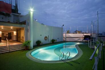 Lakeshore Hotel & Apartments