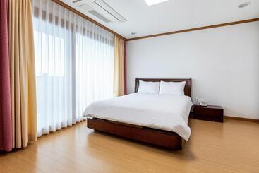 בית מלון כפרי The Bay Jeju Resort