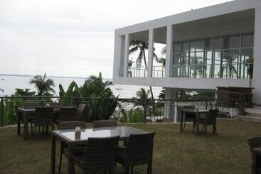 استراحتگاه Chateau By The Sea