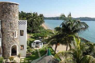 Squares Cafe And Apartments