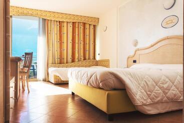 Surf Hotel Pier   Montagnoli Group