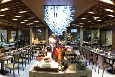 Golden Prince Hotel & Suites