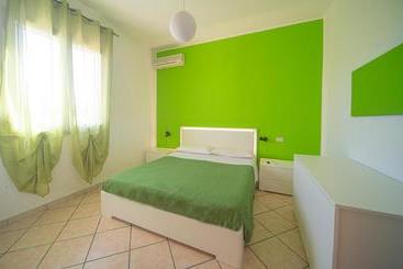 ツーリストアパートメント Case Vacanze Mare Nostrum   Villas In Front Of The Beach With Pool