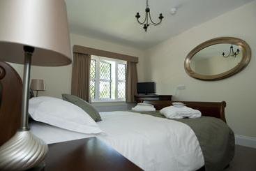 Отель Priory Court