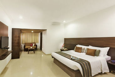 בית מלון כפרי Shirdi Shangrila Group Residency