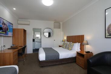 מוטל Cadman Motor Inn And Apartments