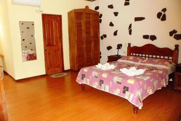 Tiptop Hotel, Resto And Delishop