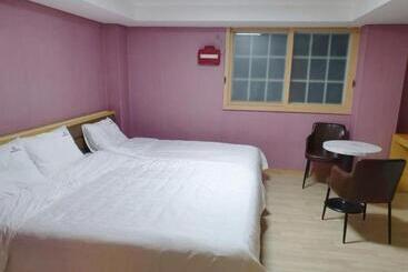 בית מלון כפרי Geoje Win