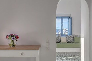 Luna Santorini Suites