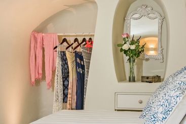 Luna Santorini Suites