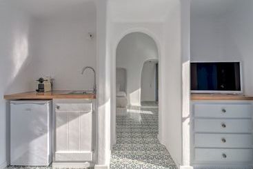 Luna Santorini Suites