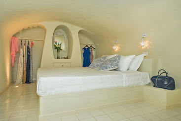 Luna Santorini Suites