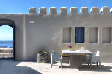 Luna Santorini Suites