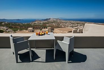Luna Santorini Suites
