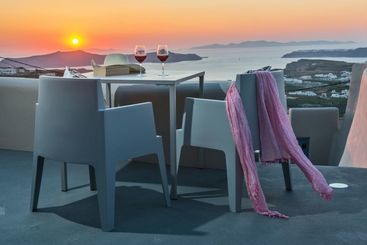 Luna Santorini Suites