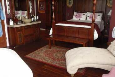 مبيت وإفطار The Collins Inn And Seaside Cottages   Adults Only