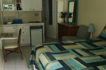 شقة فندقية Eldemire's Tropical Island Inn