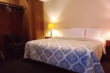 בית מלון כפרי North Ironwood Acres   Black River Lodge