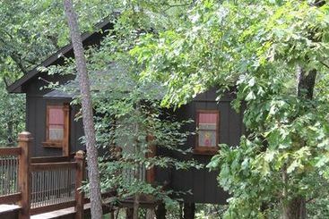 فندق Eureka Springs Treehouses, Hobbit Caves & Castles