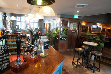 هتل Huckleberrys Bar And Grill
