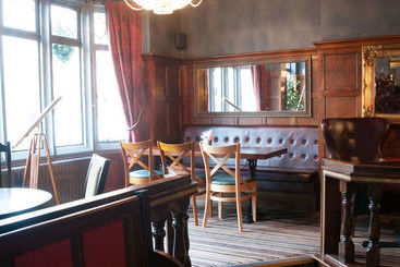 هتل Huckleberrys Bar And Grill