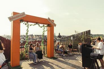 فندق With Urban Deli