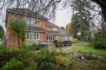 פנסיון Oakcroft Guesthouse Manchester Airport