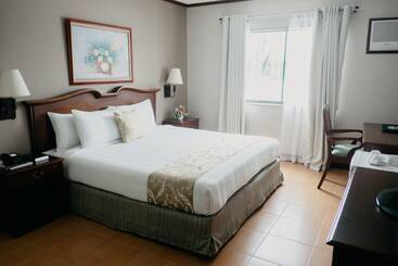 هتل East Asia Royale