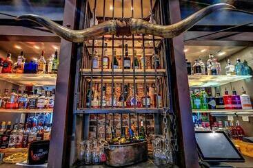Ox Hotel, Bar, & Grill