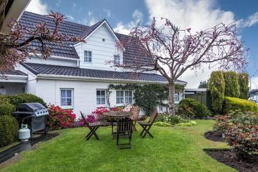مُتل Phoenix Thermal Resort Taupo